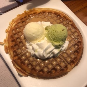 waffle de arequipe con helado pistacho vainilla