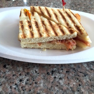 1/2 Panini Deli (J.Serrano+Q.Manchego+ tomate+ albahca )