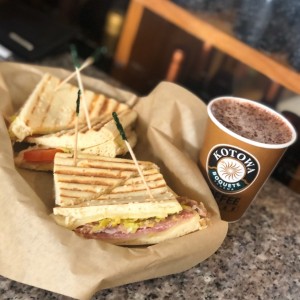 emparedado panini italiano y chocolate caliente ??