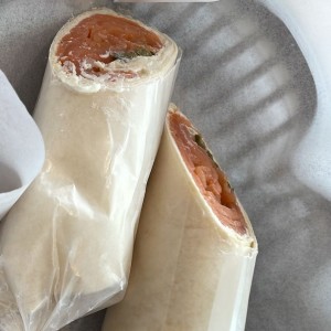 Wrap de salmon con alcaparras y queso crema