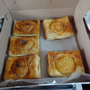 pastelitos de carne y de pollo