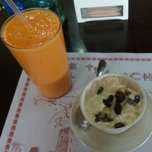 Arroz con leche y liquado de papaya.