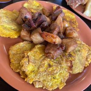 Puerco frito con patacones 