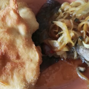 Bistec Encebollado con Hojaldre 