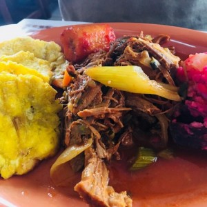 ropa vieja con patacones