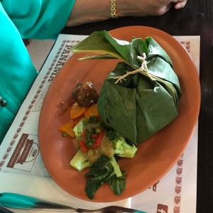 lomo de cerdo con arroz en hojas de bijao