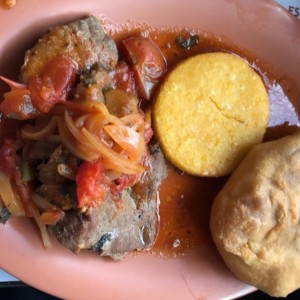 Bistec Encebollado con Salsa