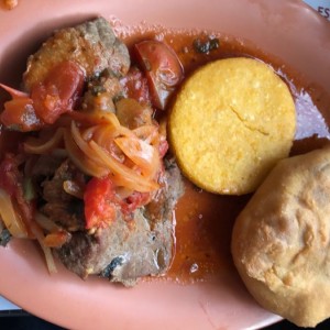 Bistec en su Salsa de Tomate con Hojaldre y Tortilla