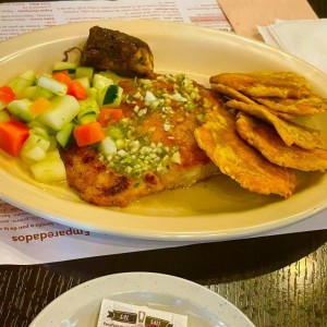 FILETE DE CORVINA (1/2 lb) al Ajillo con Patacones