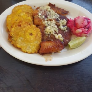 Mariscos - Filete De Pescado al ajillo con patacones