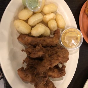 Deditos de pollo con bites de yuca