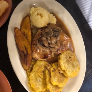 Pollo en salsa de hongos y bacon con patacones