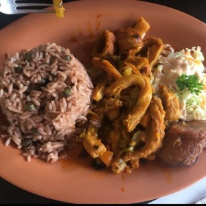 Mondongo, arroz con guandu, ensalada y platano en tentacion