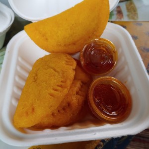 Empanada de Ropa Vieja y salsas