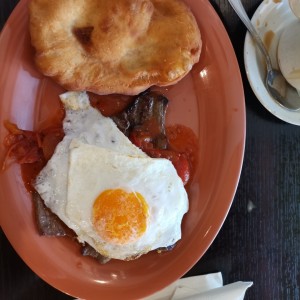 Carne e cebolla da con huevos a caballo y hojaldre. 