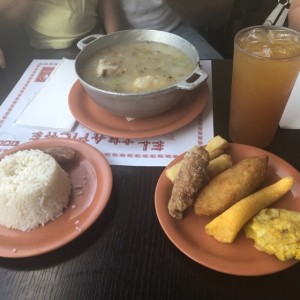 Sancocho , picada y limonada con raspadura 