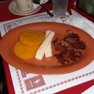 Tortilla, bacon y queso blanco