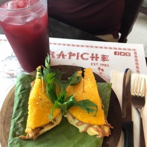 Emparedado de Ropa Vieja en tortilla de maiz