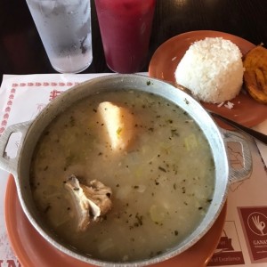 Sancocho de gallina con arroz blanco