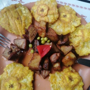 Puerco frito con patacones 