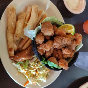 Camarones apanados con yuca frita 