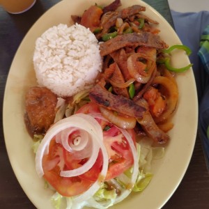 Bistec picado con arroz y ensalada de lechuga con tomate 