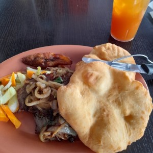 Desayuno - Bistec Encebollado y hojaldre