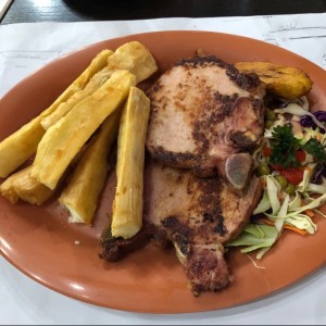 Chuleta Ahumada con Yuca Frita