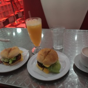 Queso burguesa con chocolate caliente y jugo de naranja