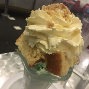 No me Olvides, helado de pistachio con sirope de malva