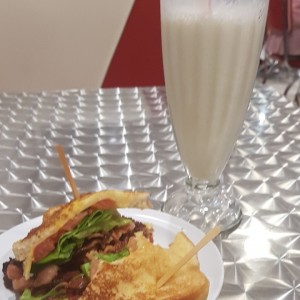 Malteada de vainilla y Quesoburger