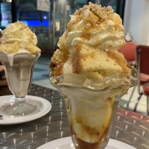 Postres - No me Olvides (de caramelo con helado de vainilla) y (de malva con helado de chocolate)