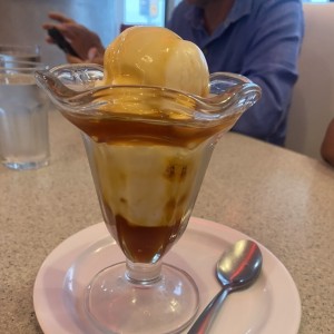 Copa de helado con dible caramelo