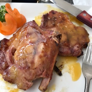 Chuletas de cerdo ahumadas en salsa a la naranja