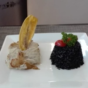 robalo a la plancha con arroz en tinta de calamares 