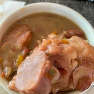 Frijoles con patita de puerco. 