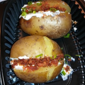 Papas asadas con trocitos de bacon y sour cream