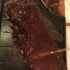 costillas de cerdo ahumadas en salsa BBQ