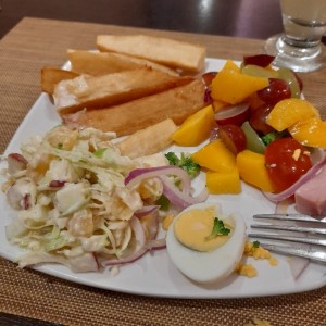 GUARNICION (Ensalada, papa, plátano maduro y arepa)