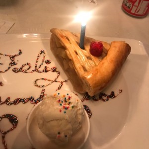 Pastel de Manzana con Helado de Vainilla