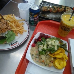 Brocheta de pollo y hamburguesa