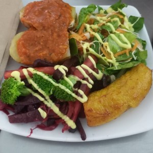 GUARNICION (Ensalada, papa, plátano maduro y arepa)