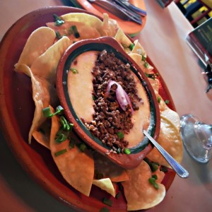 queso fundido con carne y nachos