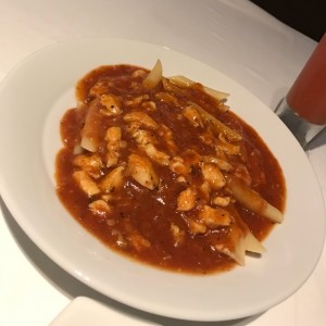 Pasta con pollo en salsa roja