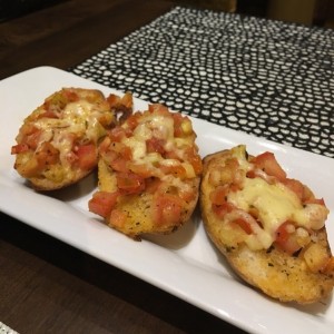 pansitos de ajo con tomate y queso mozarella