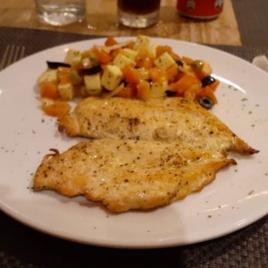 Pollo a la plancha y ensalada medirranea