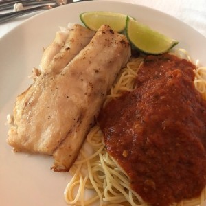 filete de corvina con espaguetti pomodoro