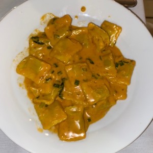 Raviolis de queso al vodka