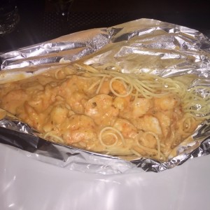 spaguetti con langostinos en cartucho