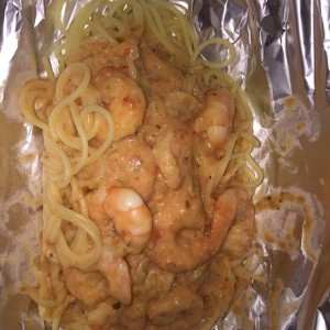 spaguetti de camarones rose en cartucho